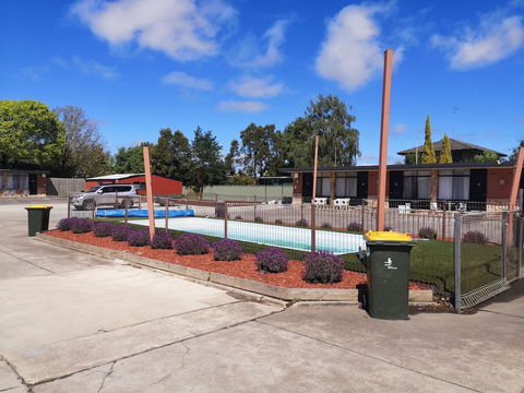 Avenue Motel - Sunshine Coast Guide 1