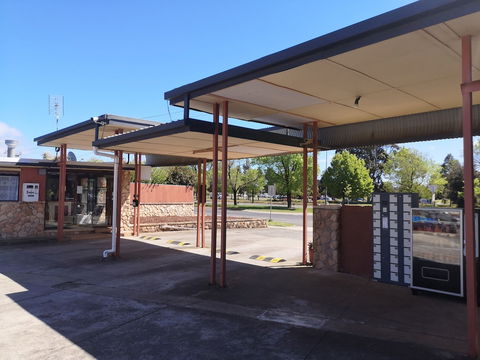 Avenue Motel - Sunshine Coast Guide 0