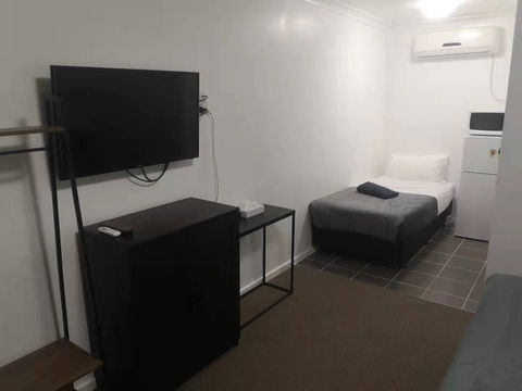 Avenue Motel - Sunshine Coast Guide 5