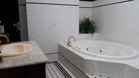 Petersons Armidale Winery & Guesthouse - Sunshine Coast Guide 5