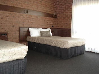 Albury Townhouse Motel - Sunshine Coast Guide 2