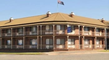 Albury Townhouse Motel - Sunshine Coast Guide 0