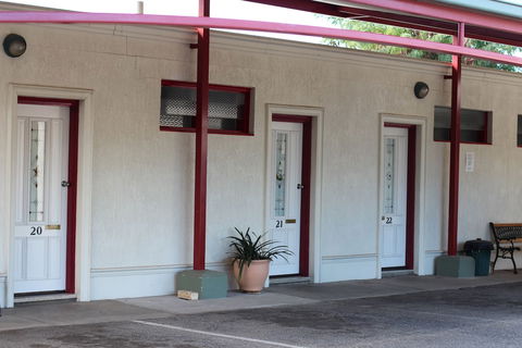 Hume Inn Motel - Sunshine Coast Guide 2