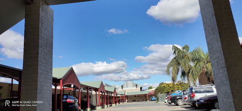 Hume Inn Motel - Sunshine Coast Guide 1