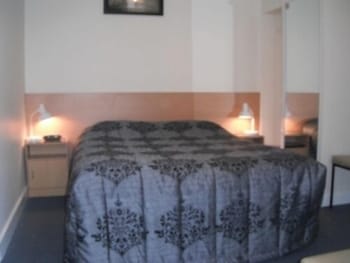 Albury Clifton Motel - Sunshine Coast Guide 0
