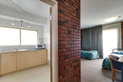 Enfield Motor Inn - Sunshine Coast Guide 7