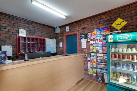 Enfield Motor Inn - Sunshine Coast Guide 4