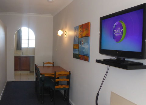 Tower Court Motel - Sunshine Coast Guide 6