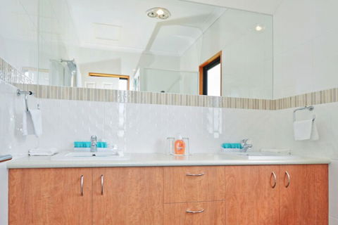 Sensational Heights Bed & Breakfast - Sunshine Coast Guide 7