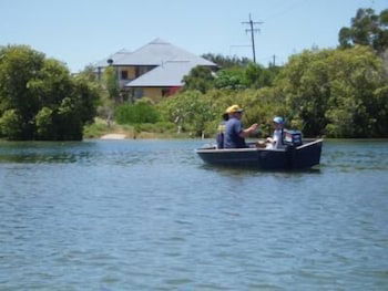 Hastings Cove Waterfront Holiday Apartments - Sunshine Coast Guide 6