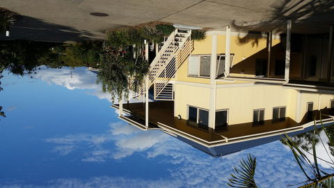 Hastings Cove Waterfront Holiday Apartments - Sunshine Coast Guide 0
