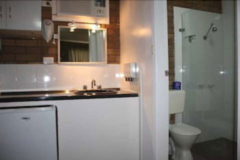 Camellia Motel - Sunshine Coast Guide 6