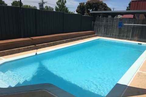 Camellia Motel - Sunshine Coast Guide 4
