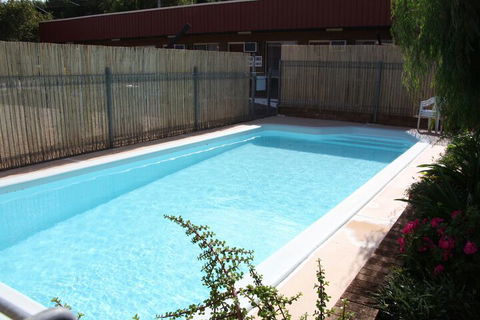 Camellia Motel - Sunshine Coast Guide 3