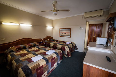 Ardeanal Motel West Wyalong - Sunshine Coast Guide 5
