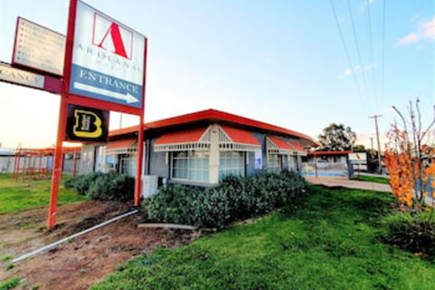 Ardeanal Motel West Wyalong - Sunshine Coast Guide 0