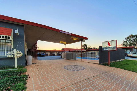 Ardeanal Motel West Wyalong - Sunshine Coast Guide 1
