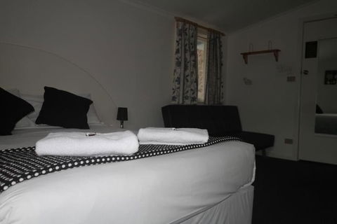 Black Bear Inn - Sunshine Coast Guide 6