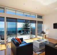 Penguin Waterfront Escape - Sunshine Coast Guide