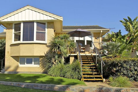 Bay 10 Accommodation - Sunshine Coast Guide 3