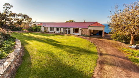 Antechamber Bay Retreats - Sunshine Coast Guide 6