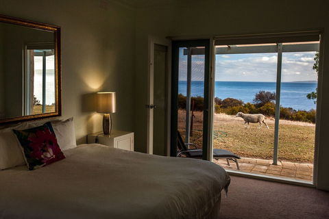 Antechamber Bay Retreats - Sunshine Coast Guide 4