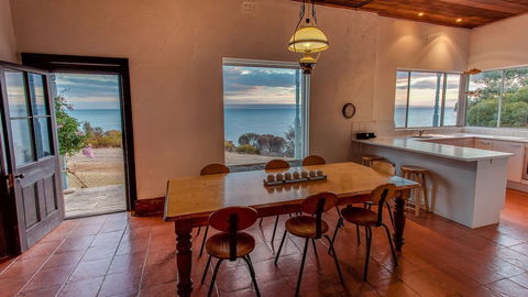 Antechamber Bay Retreats - Sunshine Coast Guide 3
