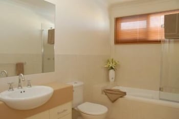 The Lakes Apartments - Sunshine Coast Guide 3