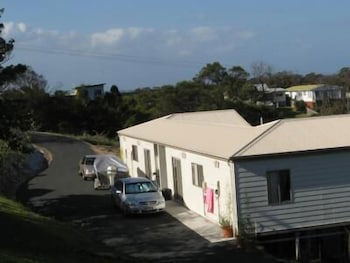 Lookout Holiday Units - Sunshine Coast Guide 0