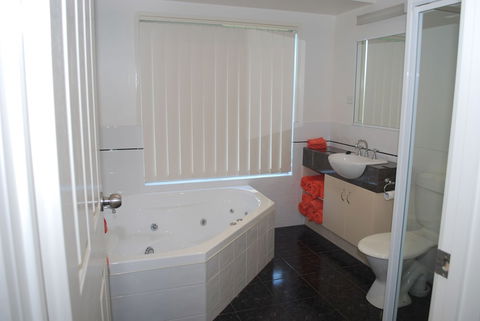 Lookout Holiday Units - Sunshine Coast Guide 4