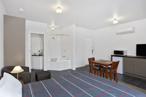 A1 Motels Port Fairy Motel And Apartments - Sunshine Coast Guide 7