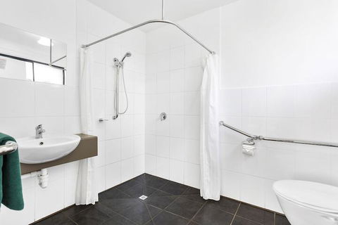 A1 Motels Port Fairy Motel And Apartments - Sunshine Coast Guide 5