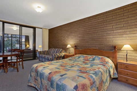 A1 Motels Port Fairy Motel And Apartments - Sunshine Coast Guide 3
