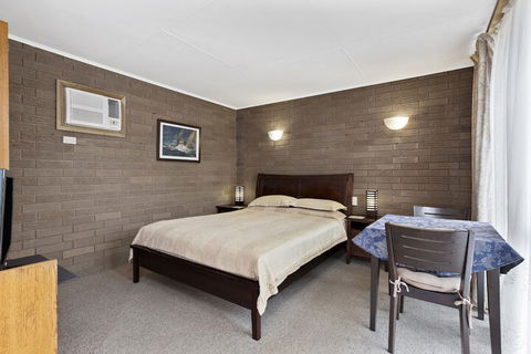 A1 Motels Port Fairy Motel And Apartments - Sunshine Coast Guide 4