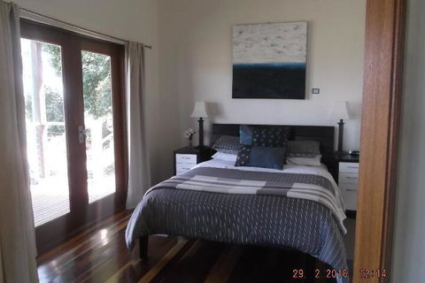 Outlook Hill Pavilion Suites & Spa Cottages - Sunshine Coast Guide 4