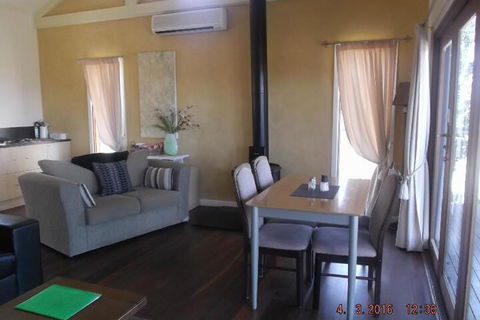 Outlook Hill Pavilion Suites & Spa Cottages - Sunshine Coast Guide 3