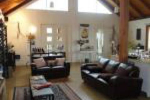 Outlook Hill Pavilion Suites & Spa Cottages - Sunshine Coast Guide 0