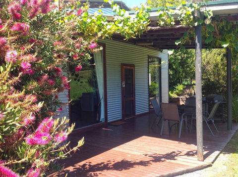 Valley Farm Vineyard Cottages - Sunshine Coast Guide 6