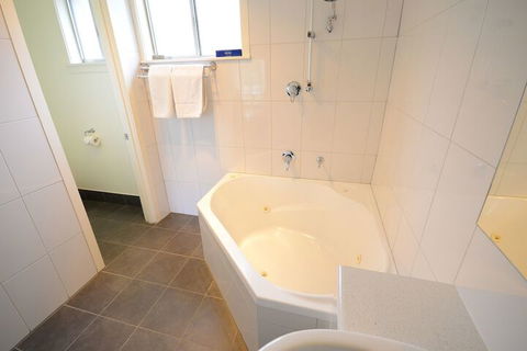 Hamilton Town House Motel - Sunshine Coast Guide 7