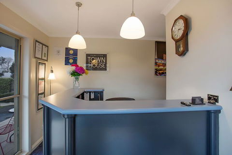 Hamilton Town House Motel - Sunshine Coast Guide 1