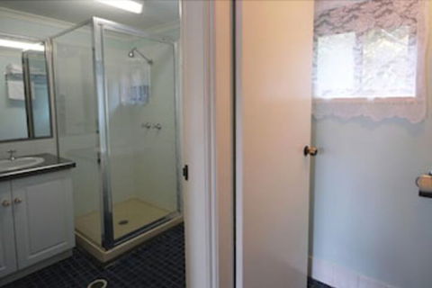Gallery Motel - Sunshine Coast Guide 5