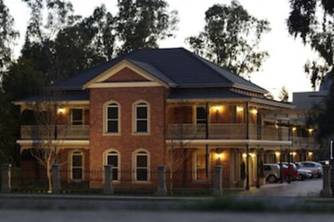 Carlyle Suites & Apartments - Sunshine Coast Guide 0