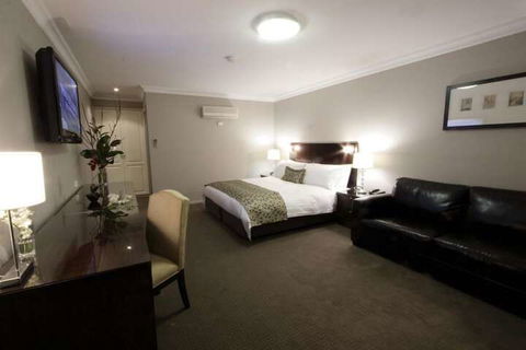 Carlyle Suites & Apartments - Sunshine Coast Guide 4