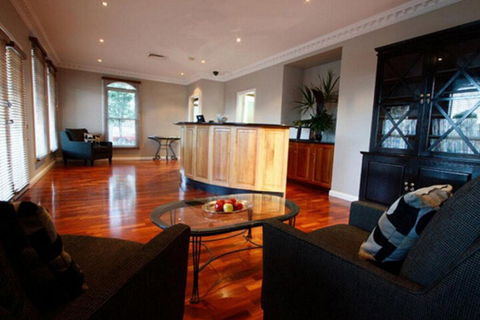 Carlyle Suites & Apartments - Sunshine Coast Guide 1
