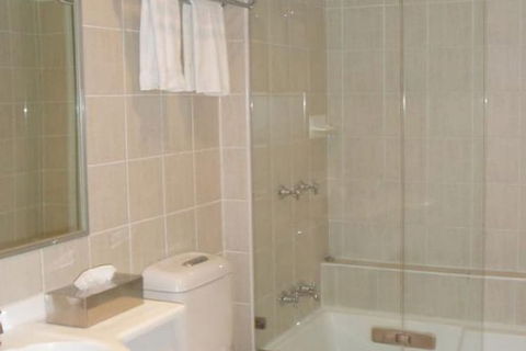 Carlyle Suites & Apartments - Sunshine Coast Guide 5
