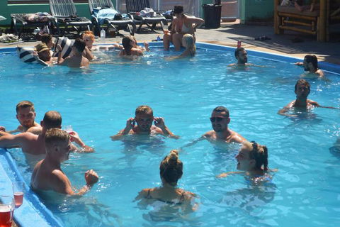Youth Shack Backpackers - Hostel - Sunshine Coast Guide 2
