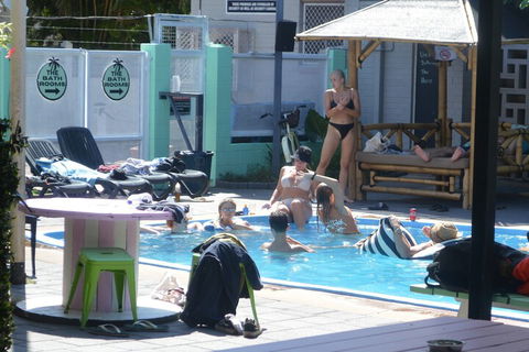 Youth Shack Backpackers - Hostel - Sunshine Coast Guide 1