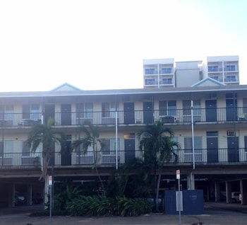Adventurers Resort - Hostel - Sunshine Coast Guide 0