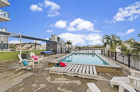 Adventurers Resort - Hostel - Sunshine Coast Guide 3