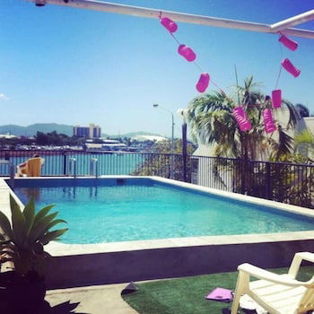 Adventurers Resort - Hostel - Sunshine Coast Guide 1